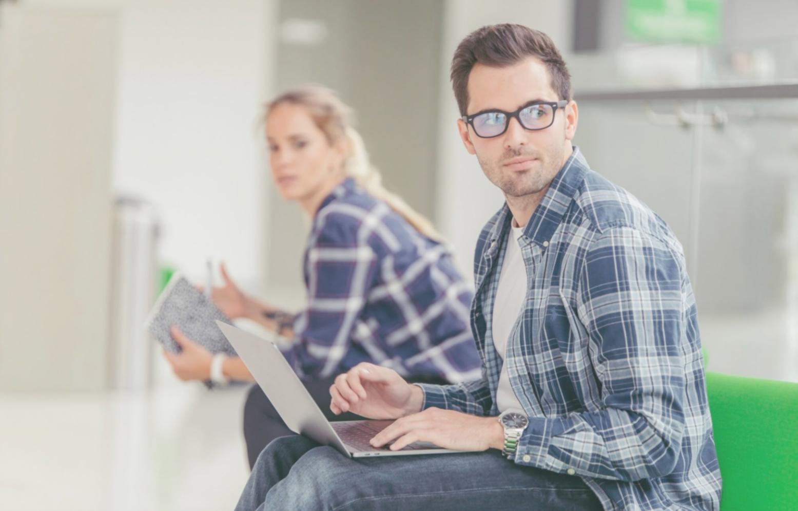 Environnement de travail avec documents financiers