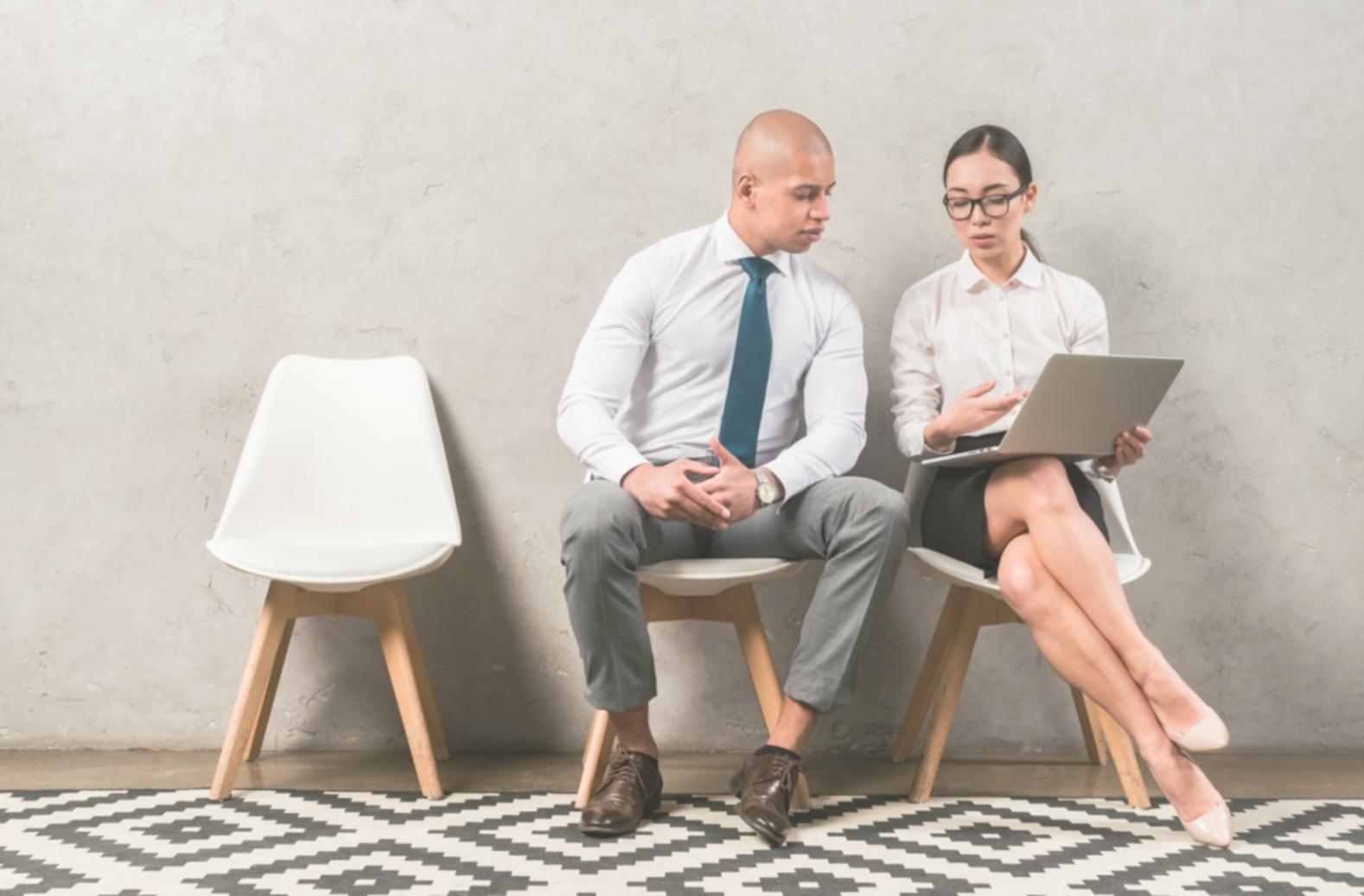 Session de formation avec tableaux blancs et diagrammes financiers